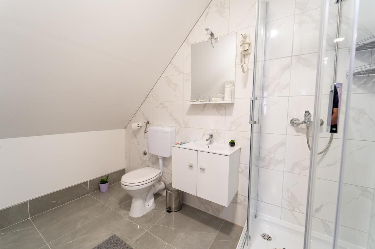 Rooms & Apartment Milan Saborsko Esterno foto