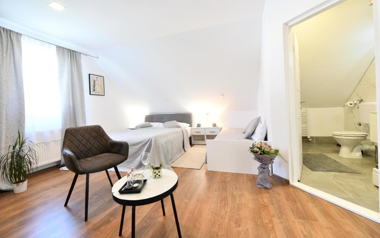 Rooms & Apartment Milan Saborsko Esterno foto
